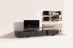 Modern TV ünitesi ve duvar rafları, şık ve minimalist tasarım.