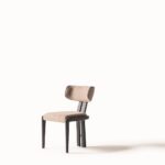 Modern sandalye, nötr renklerde minimalist tasarım.