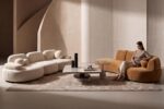 Modern oturma odası, rahat üçlü koltuklar ve şık dekorasyon.